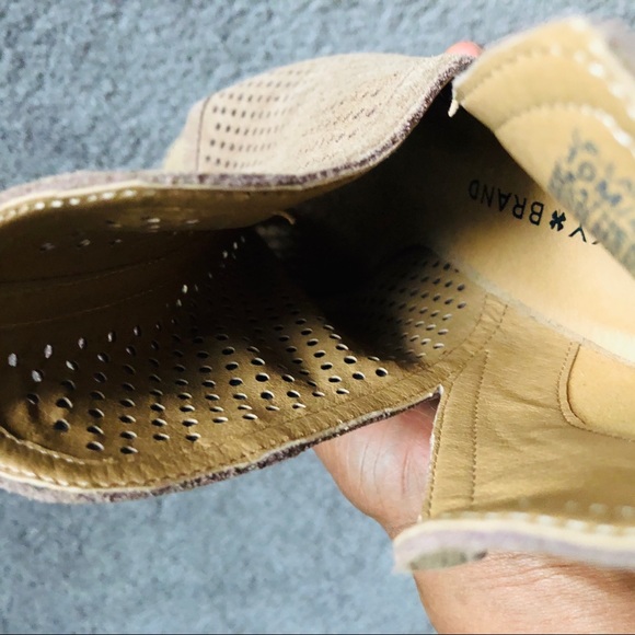 Tan Lucky Brand Heels - Picture 9 of 10